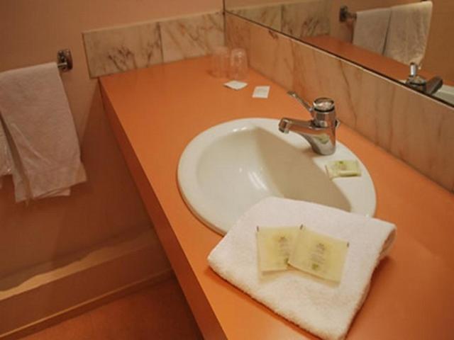 Logis Hotel & Restaurant - Le Normandie Caudebec en Caux Ruang foto