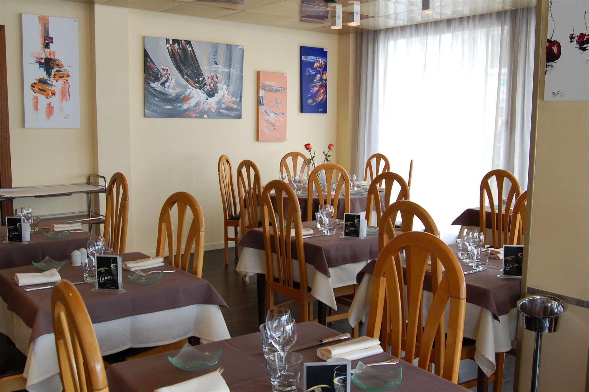 Logis Hotel & Restaurant - Le Normandie Caudebec en Caux Bagian luar foto