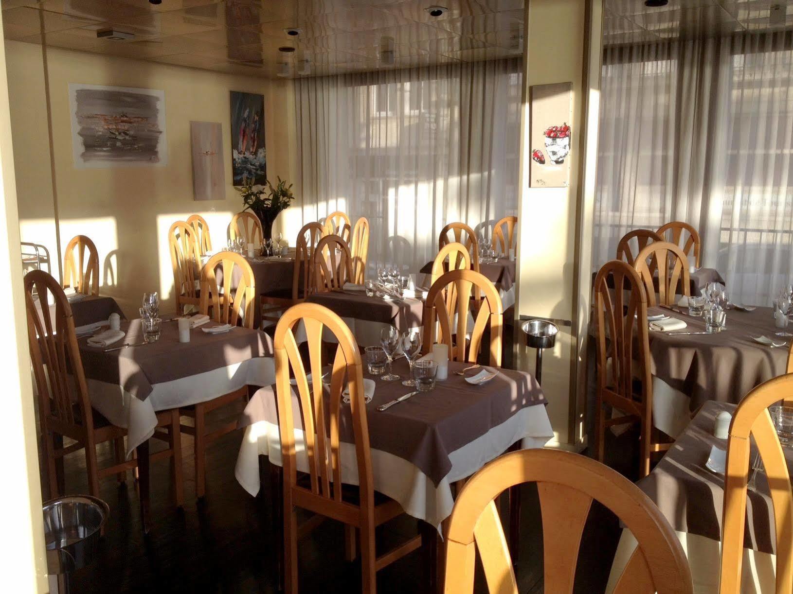 Logis Hotel & Restaurant - Le Normandie Caudebec en Caux Bagian luar foto